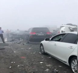 Abu Dabi'de Sisten Onlarca Araç Birbirine Girdi