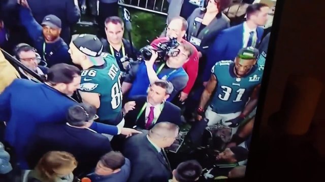 Kevin Hart essaye de monter sur la scène du Super Bowl et squatte une interview en direct à la TV !!