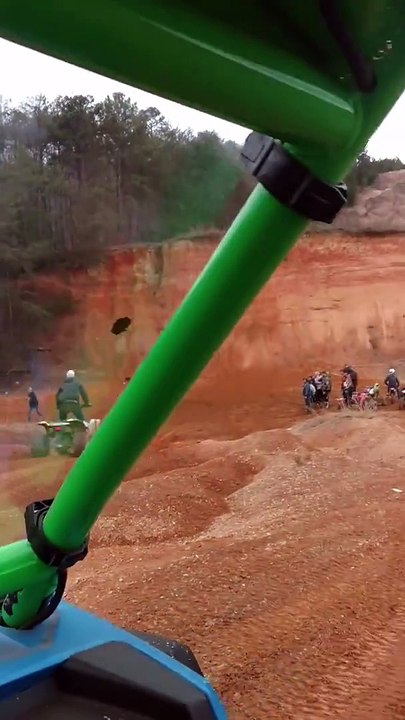 Il escalade une falaise dans son QUAD !!