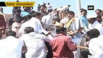 సెల్ఫీ కోసం కార్యకర్త, కర్ణాటక మంత్రి ఏం చేశారంటే, వైరల్ వీడియో