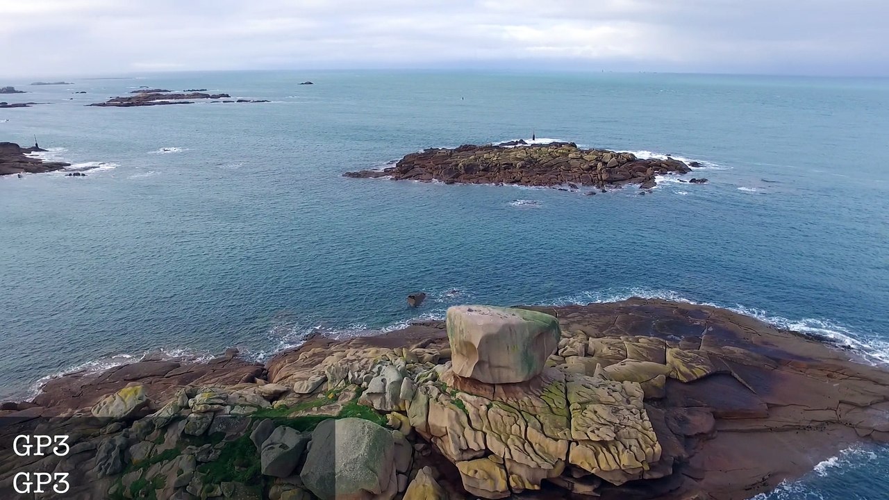 Drone DJI Phantom : vue du ciel Noël de Trégastel, du dé, la plage Tourony et la presqu'ile Renote