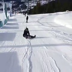 Un snowboardeur nul en tire fesses