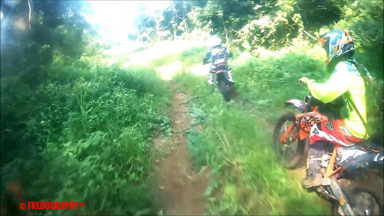 Motards passeavam pela floresta, quando o primeiro caiu assustado com o que saiu dos arbustos! E ninguém sabia dizer o que era!