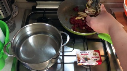 Fusilli rossi con sgombro piccante olive e pinoli