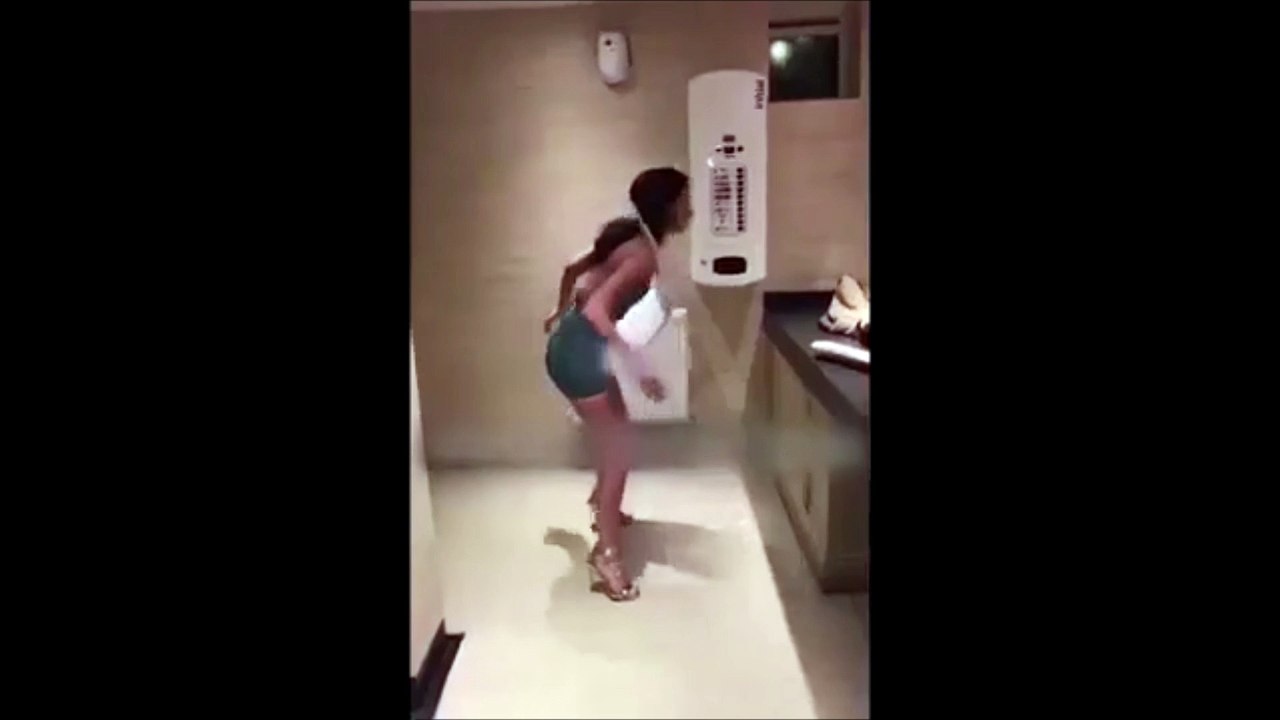 Ivre, elle fait du hula-hop avec la cuvette des toilettes