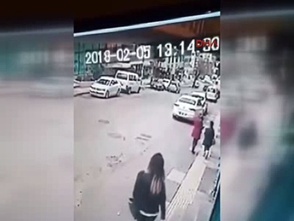 Otomobille takip ettiği kadına tacizde bulunup, yerde sürükledi