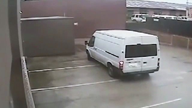 Ce gars braque un entrepot pour voler... une poupée gonflable