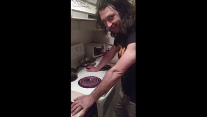 Descargar video: Ce taré pose son bras sur une plaque de cuisson brûlante! Dingue