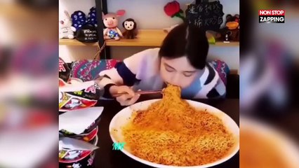 Cette fille avale un plat de nouilles énorme d’une seule traite (Vidéo)