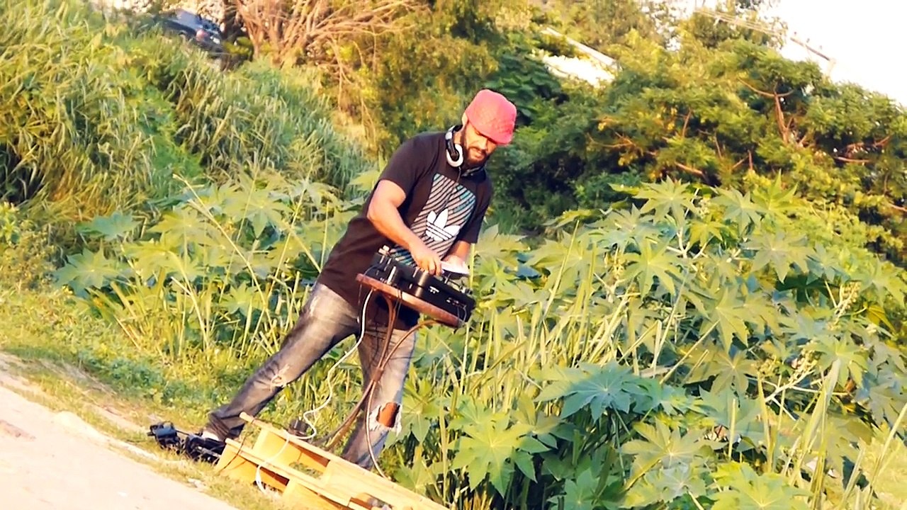 Ninguém Ficará Para Trás – Baixada Nunca Se Rende (English subtitles)