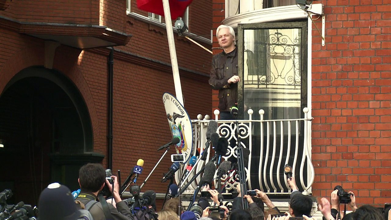 Justiça mantém ordem de prisão de Assange
