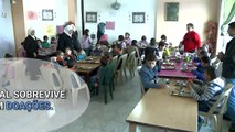 Síria: Crianças atingidas pela guerra em Homs se abrigam em hotel abandonado