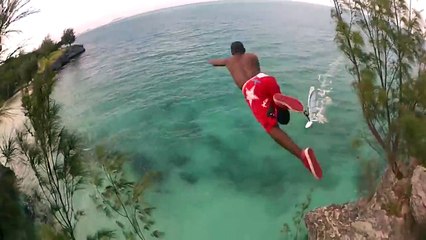 Ce fou plonge d'une falaise et frole un windsurfer qu'il n'avait pas vu