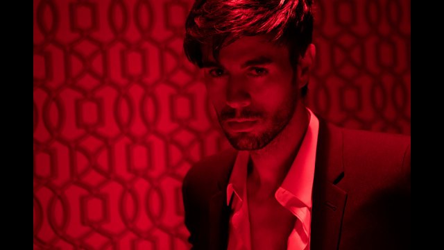 Enrique Iglesias - EL BAÑO ft. Bad Bunny