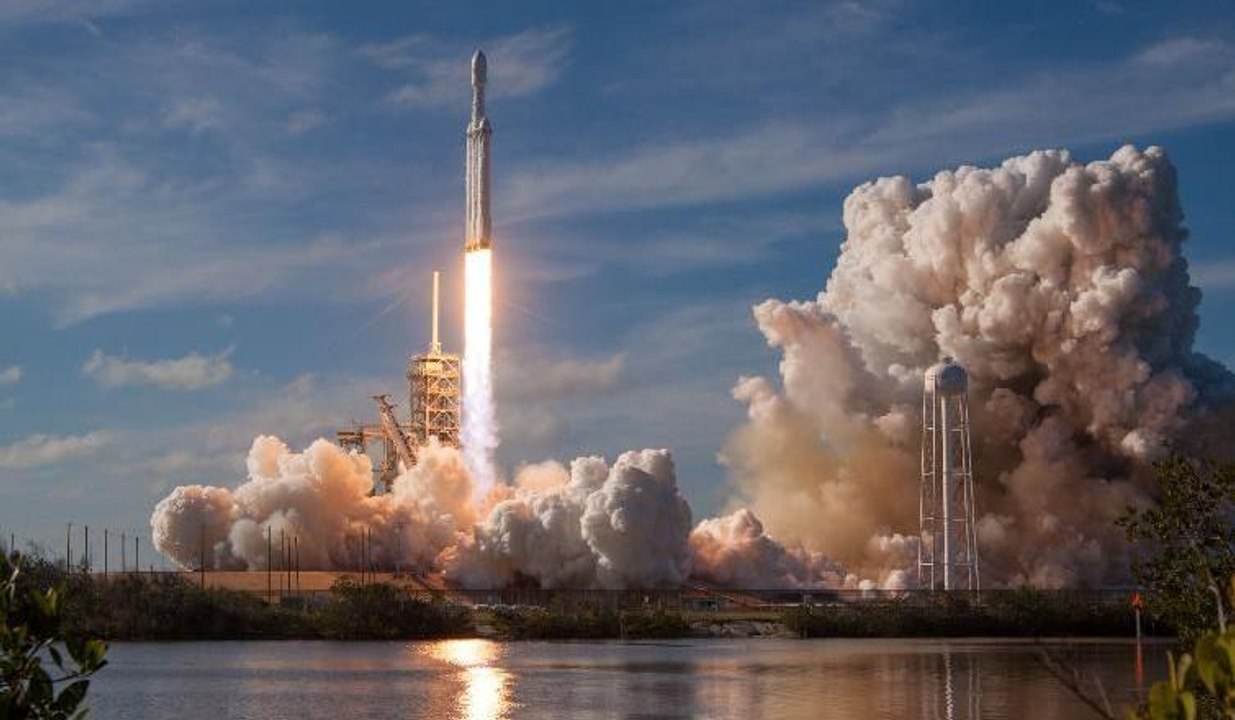 Dünyanın en güçlü roketi Falcon Heavy uzaya fırlatıldı