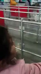 شاهد..طفلة تودع والدها المسافر للعمل : "قول للشغل بنتى الصغيرة زعلانة"