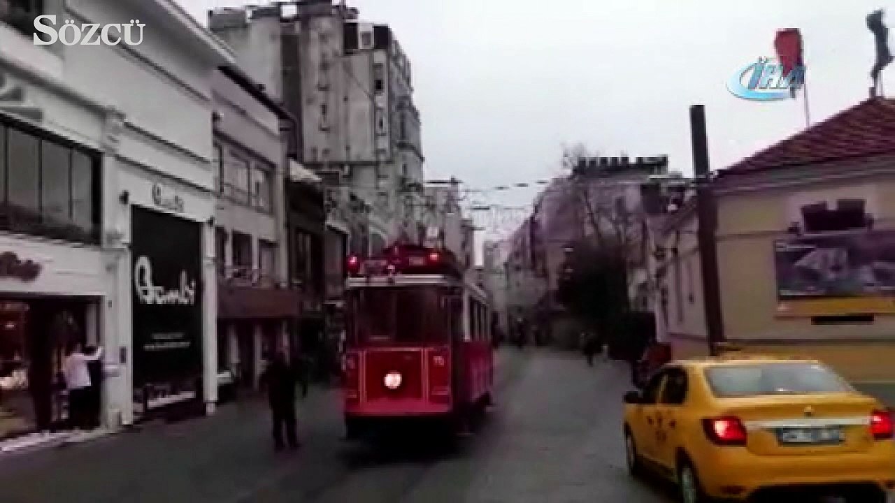 Taksim’de nostaljik tramvay kablolara takıldı,...