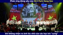 Phản ứng đáng yêu của HLV Park Hang Seo khi không nhận ra ảnh lúc nhỏ của các học trò 