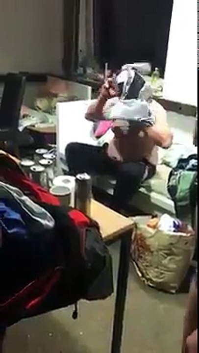 Ce débile essaie d'enfiler son pull pendant 2min... Sauf que c'est un pantalon!