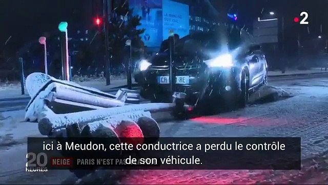 Neige et verglas : Une mère de famille montre sa technique très étonnante pour pousser sa poussette sur les trottoirs verglacés