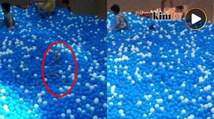 Ibu, anak nyaris lemas di kolam bola