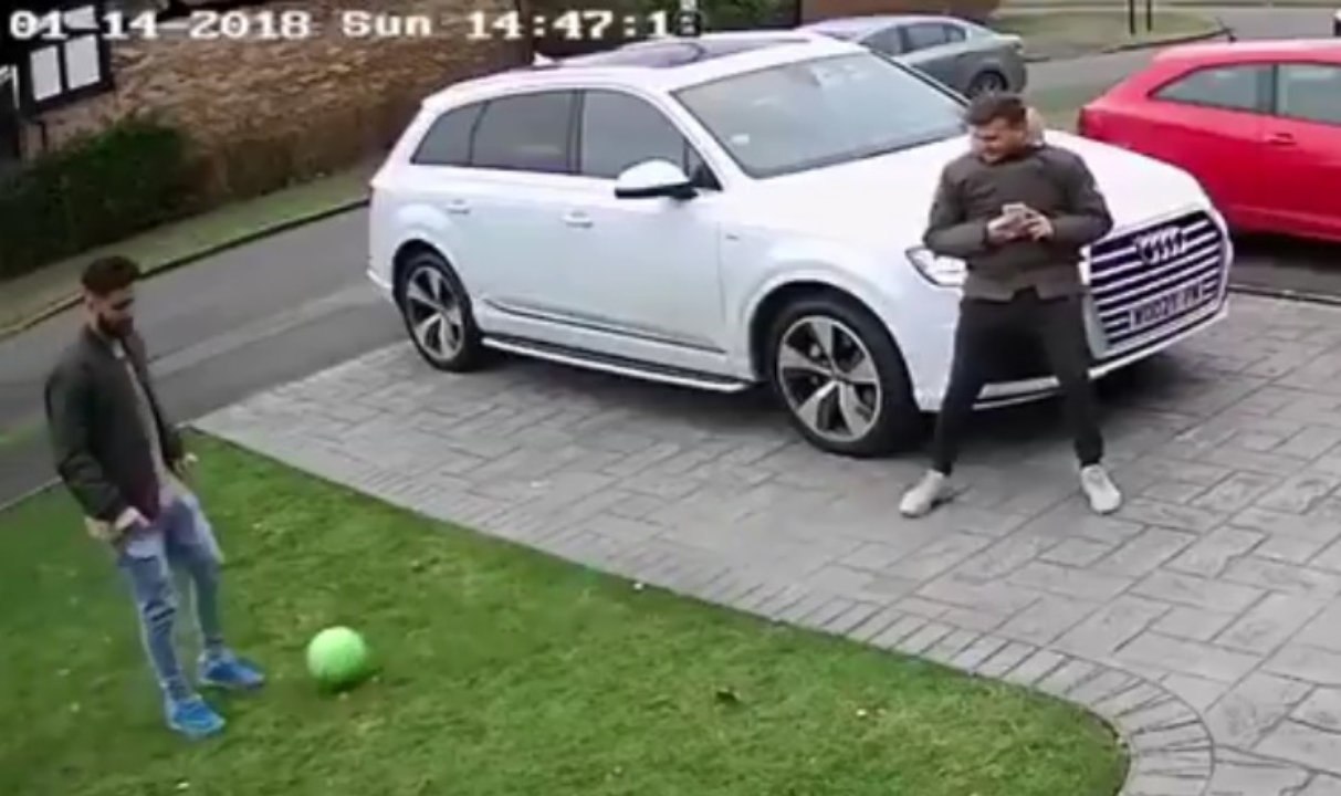 Un automobiliste trolle un homme qui est assis sur sa voiture