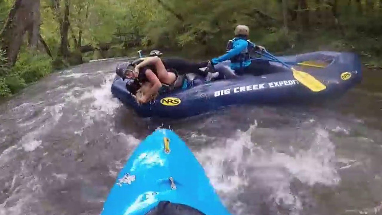 Deux femmes se battent pendant une sortie rafting