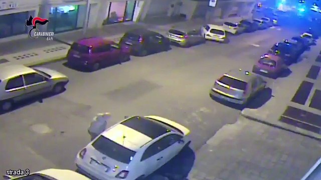 Tentano di rubare una Fiat 500 nel barese, filmati ed arrestati