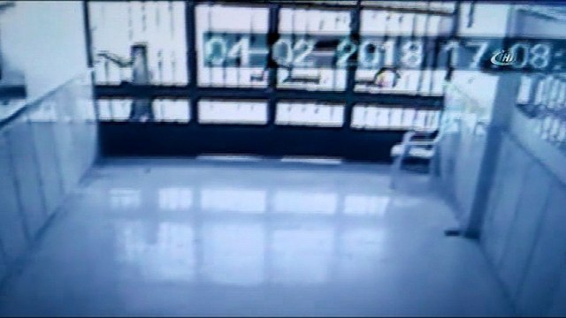Kapkaç yaptı, peşinden koşan çocuğu yere böyle fırlattı...Kapkaç ve darp anı kamerada