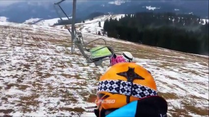 Une skieuse se retrouve coincée sur un télésiège dans une position très inconfortable