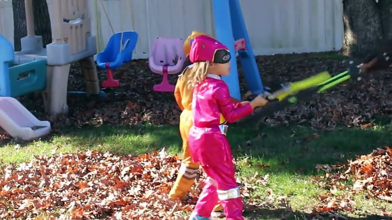 POWER RANGERS Dino Charge vs Star Wars Chewbacca Real Life Fight Episode NEW TOYS Weapons Toypals.tv