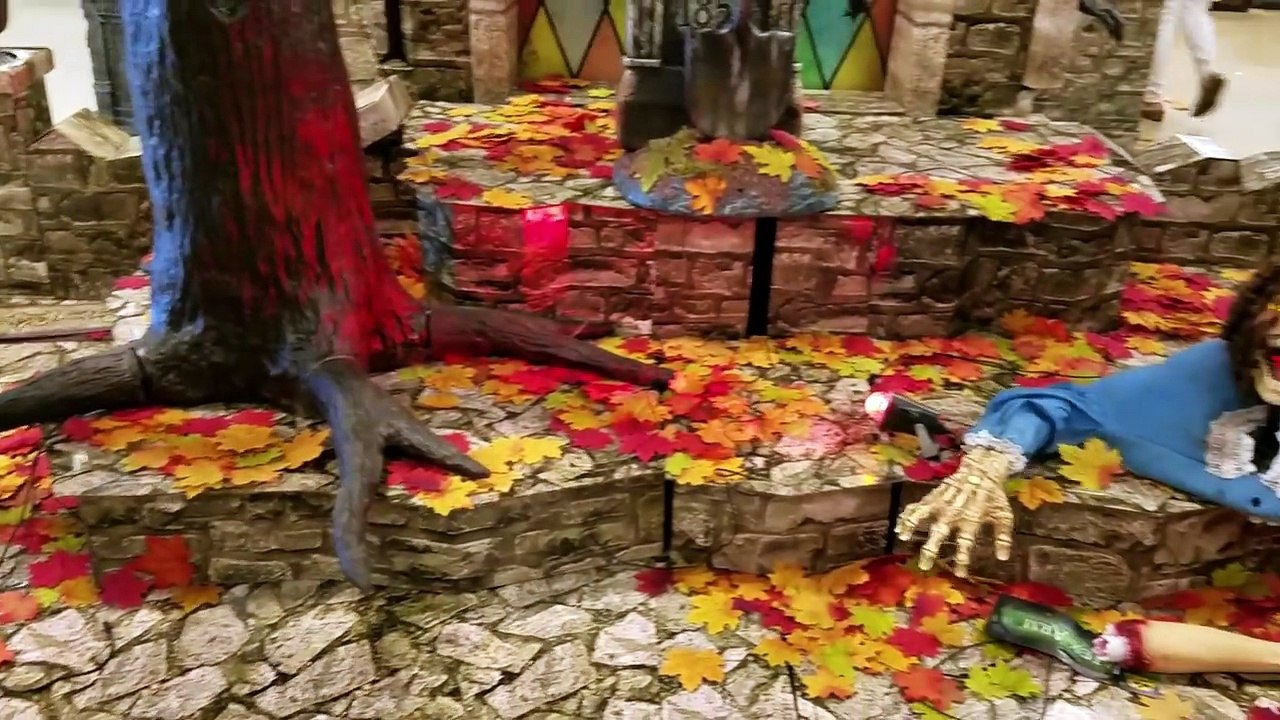 FOLLOW ME AROUND SPIRIT HALLOWEEN SPOOKY STORE!VLOGTOBER#15