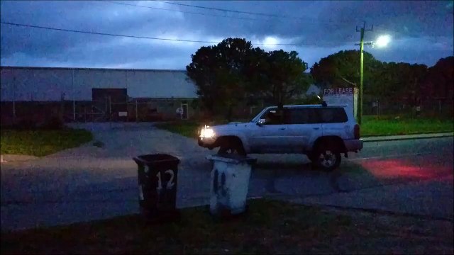 Il détruit sa voiture en faisant un dérapage