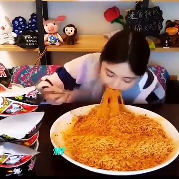 Cette fille mange un plat de pâtes énorme d’une seule traite