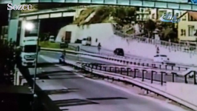 TEM otoyolu'nda inanılmaz olay! TIR otomobile çarptı adam viyadükten uçtu