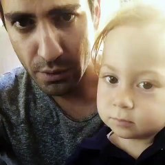 ‫مزيج من الكوميديا والحنان في لقطات مميزة بين الممثل...‬