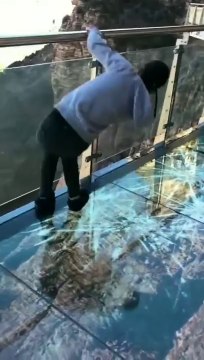 Chine : Un pont vitré piège les passants avec des écrans simulant une cassure