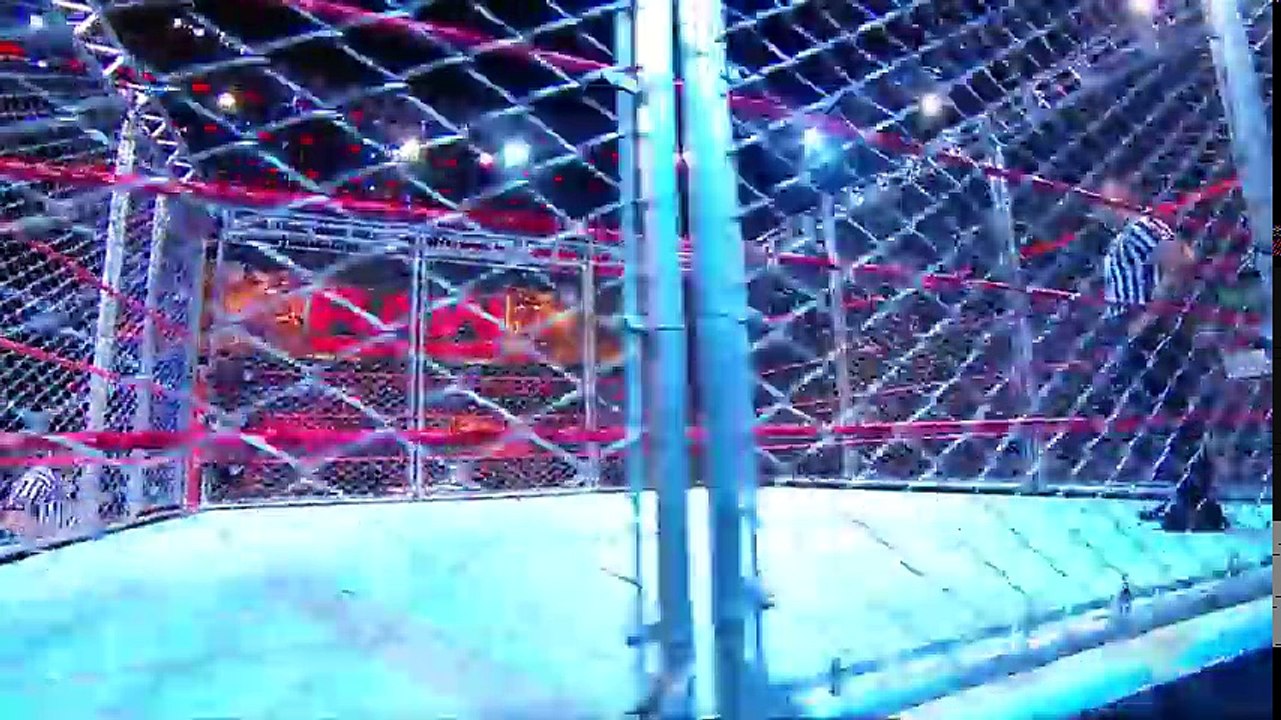 Big Show vs Braun Strowman in a steel cage RAW 2017