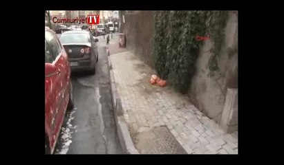 Eşini, boğazını keserek öldürdü