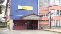 Trabzon'da Okulun Sınıf Kapıları Türk Bayrağı Motifi ile Boyandı
