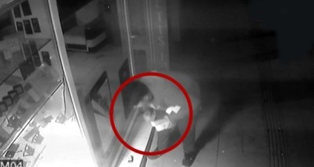 Alkollü Hırsızlar, Maket Telefonları Çalmak İsteyince Ortaya İlginç Görüntüler Çıktı