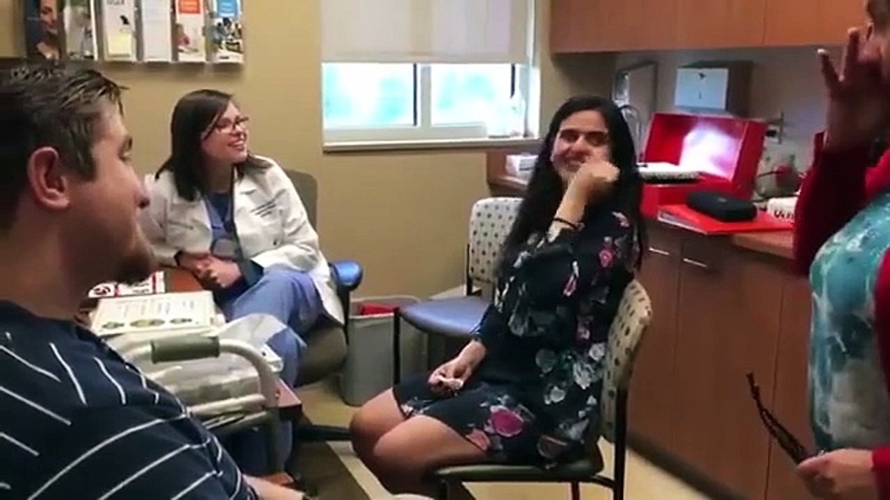 Elle va entendre pour la premiere fois et va vivre un grand moment de bonheur