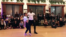 Une femme enceinte qui danse avec une pêche incroyable