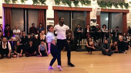 Une femme enceinte qui danse avec une pêche incroyable