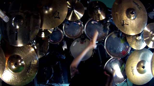Metallica Enter Sandman - Un batteur échange les baguettes pour des dildos