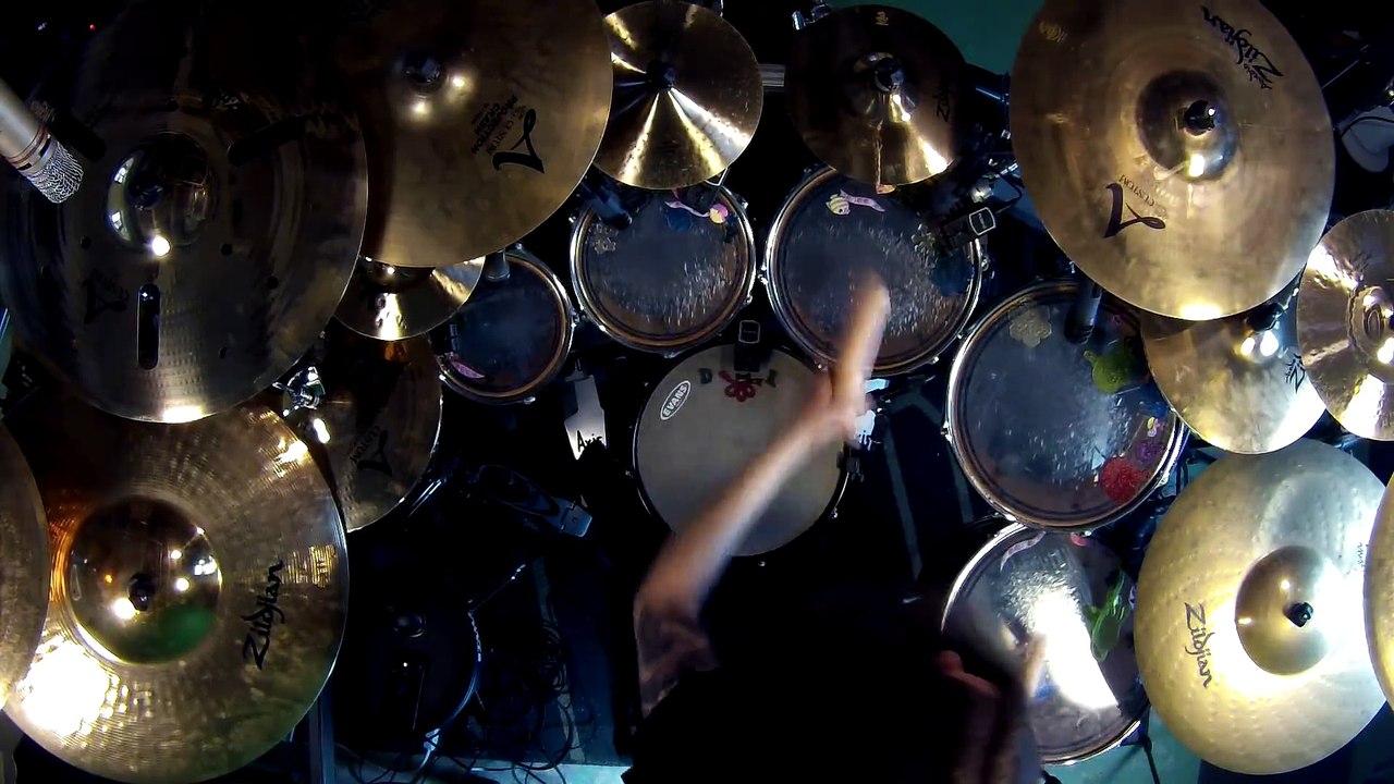 Metallica Enter Sandman - Un batteur échange les baguettes pour des dildos