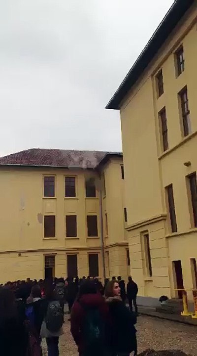 Merr flakë shkolla, nxënësit lumturohen në maksimum kur shikojnë që po digjet (Video)