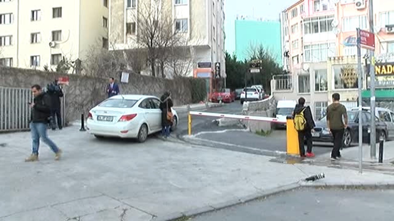 İstanbul'da Vahşet...boşanmak Üzere Olduğu Karısının Boğazını Sokak Ortasında Kesti