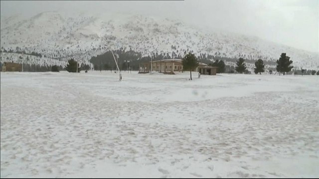 مناطق جبلية بالمغرب تعاني من العزلة ونقص المؤن الغذائية بسبب الثلوج