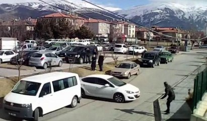 Üzerine gelen otomobili son anda fark etti